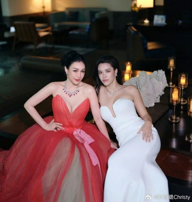 z6尊龙凯时，看到55岁钟丽缇的三个女儿同框才明白女儿要怎么养
